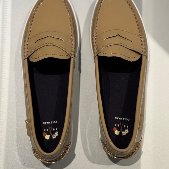 Cole Hann Nude tone patent boat shoes - size 8 - Picture 2 of 4